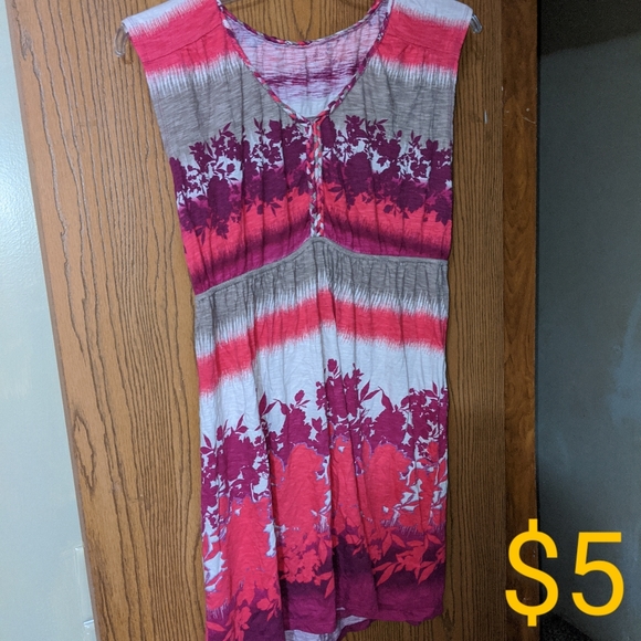 Dresses - Picture 2 of 7